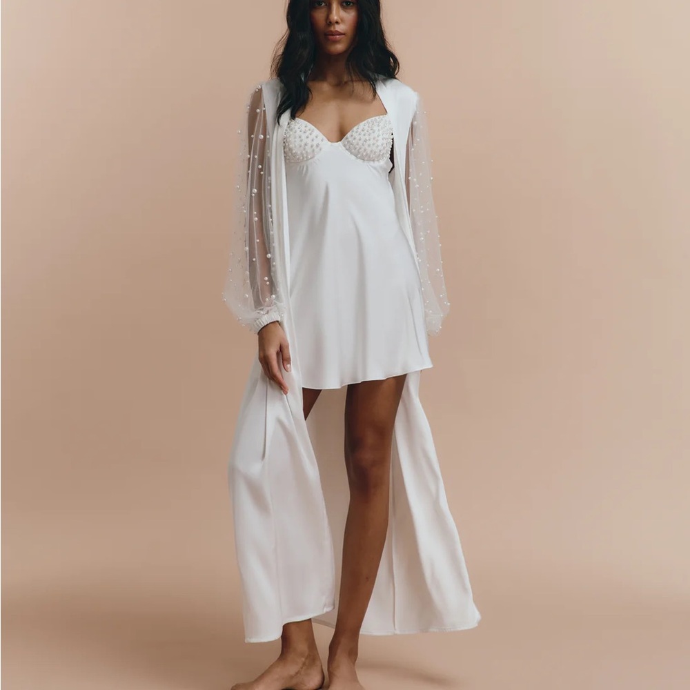 Therobeua Elegant White Sheer Sleeve Nightgown dress